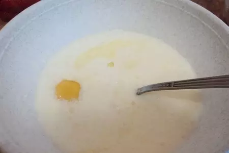 Оладьи на йогурте с сыром и зеленью.: шаг 1