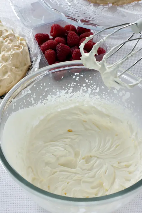 Торт "павлова" из книги "l'essentiel de la cuisine par kitchenaid": шаг 10