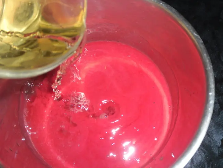 Десерт из малинового винного желе с яблочными чипсами и сливками "малиновые страсти"!: шаг 12