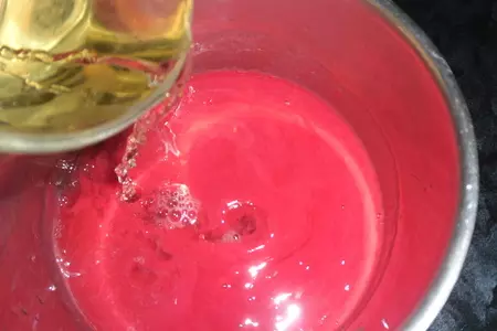 Десерт из малинового винного желе с яблочными чипсами и сливками "малиновые страсти"!: шаг 12