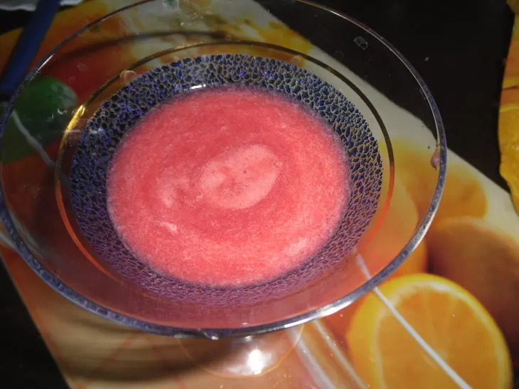 Десерт из малинового винного желе с яблочными чипсами и сливками "малиновые страсти"!: шаг 15
