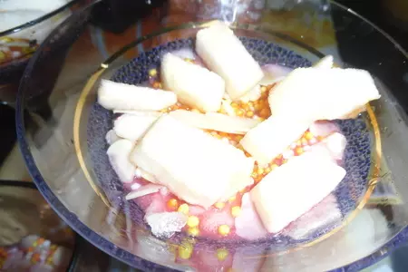 Десерт из малинового винного желе с яблочными чипсами и сливками "малиновые страсти"!: шаг 23
