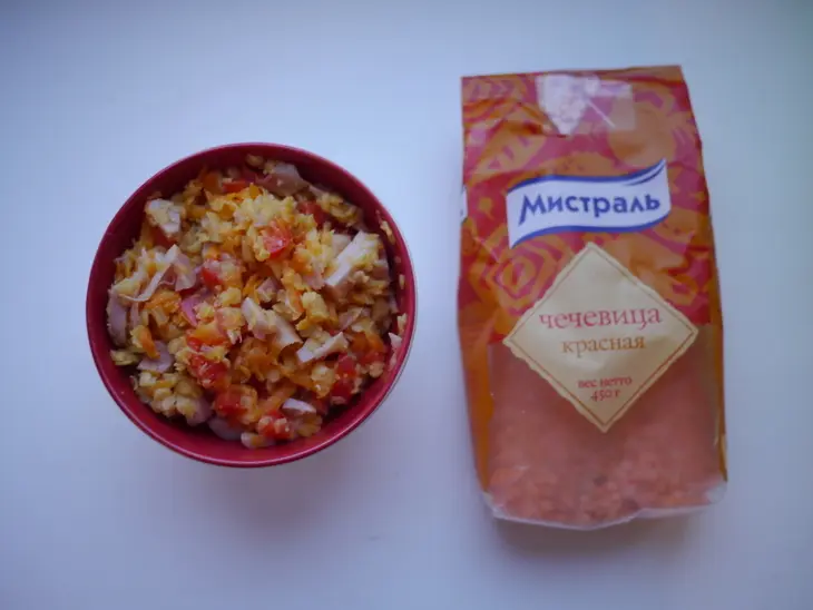 Салат с чечевицей, овощами и копченой курицей: шаг 1