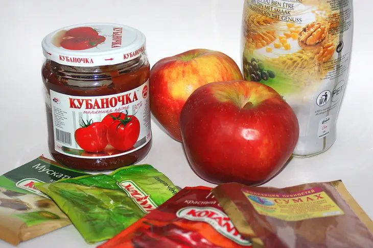 Курица тушеная с яблоками.: шаг 1