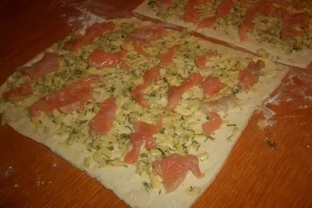 Закусочные завитушки с сыром и красной рыбой: шаг 6