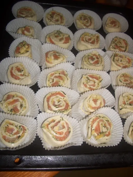 Закусочные завитушки с сыром и красной рыбой: шаг 8
