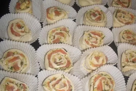 Закусочные завитушки с сыром и красной рыбой: шаг 8