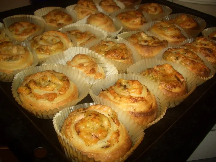 Закусочные завитушки с сыром и красной рыбой: шаг 9