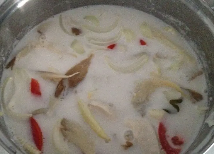 Том ка ( кокосовый суп с курицей): шаг 4