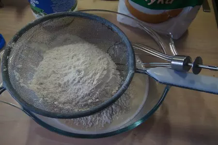 Башенки из гороховых оладьев со сметанным кремом: шаг 4