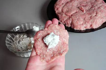 Томатный суп с фасолью и фрикадельками, начинёнными козьим сыром и орехами "мистралия".: шаг 5