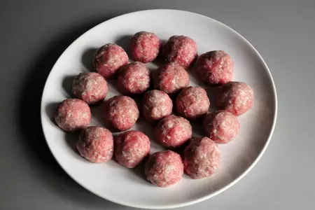 Томатный суп с фасолью и фрикадельками, начинёнными козьим сыром и орехами "мистралия".: шаг 6