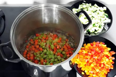 Томатный суп с фасолью и фрикадельками, начинёнными козьим сыром и орехами "мистралия".: шаг 9
