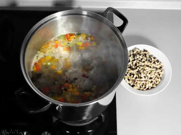 Томатный суп с фасолью и фрикадельками, начинёнными козьим сыром и орехами "мистралия".: шаг 10