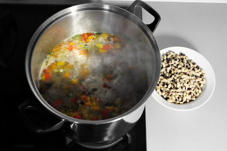 Томатный суп с фасолью и фрикадельками, начинёнными козьим сыром и орехами "мистралия".: шаг 10