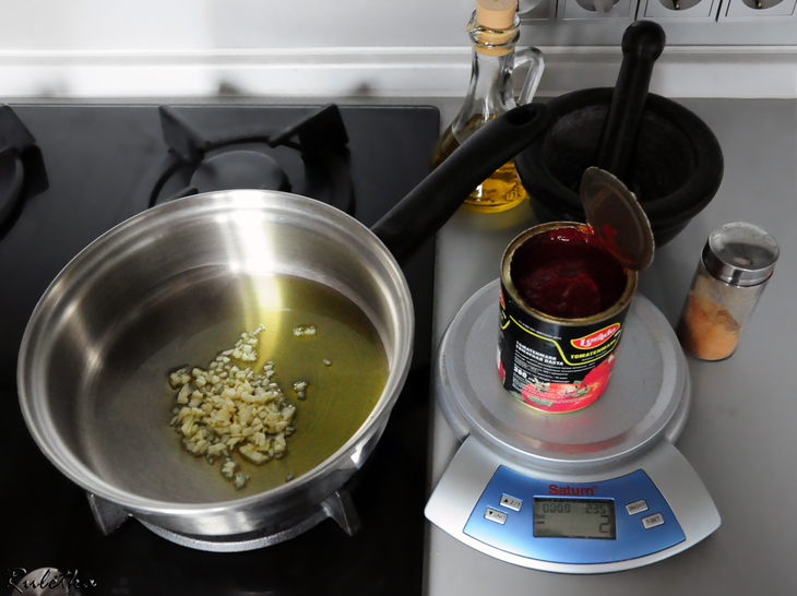 Томатный суп с фасолью и фрикадельками, начинёнными козьим сыром и орехами "мистралия".: шаг 11