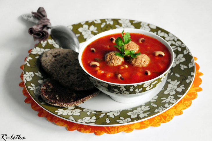 Томатный суп с фасолью и фрикадельками, начинёнными козьим сыром и орехами "мистралия".: шаг 12