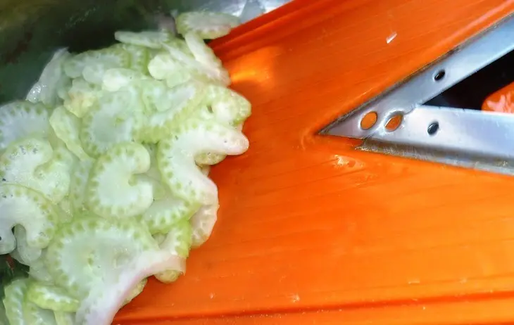 Паста с соусом из морского коктейля: шаг 1