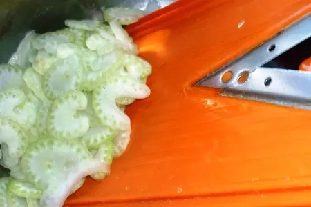 Паста с соусом из морского коктейля: шаг 1