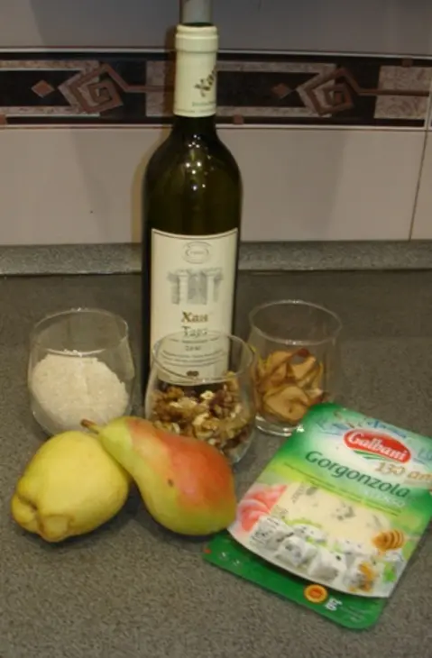 Ризотто с сыром горгонзола, грушей и грецкими орехами.: шаг 1