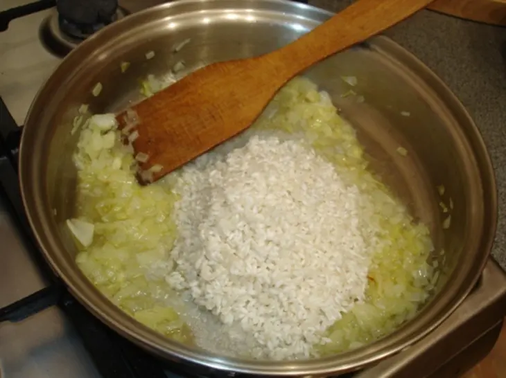 Ризотто с сыром горгонзола, грушей и грецкими орехами.: шаг 3
