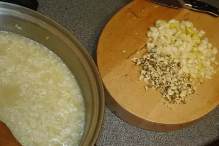 Ризотто с сыром горгонзола, грушей и грецкими орехами.: шаг 5