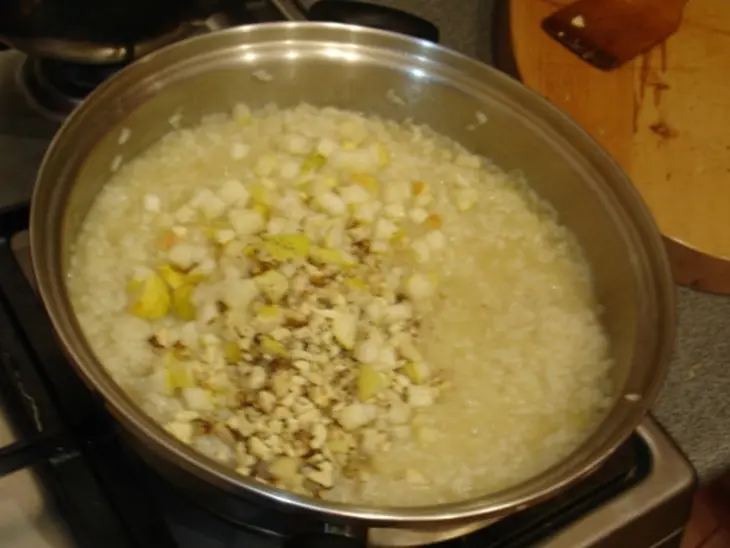 Ризотто с сыром горгонзола, грушей и грецкими орехами.: шаг 6