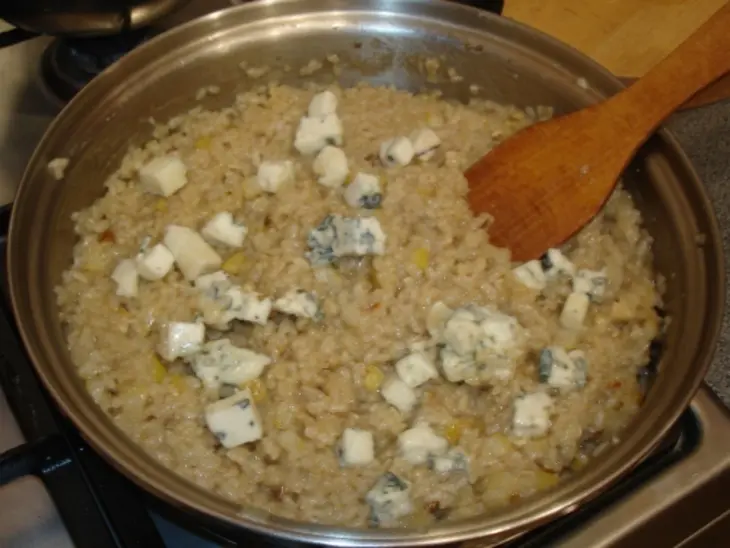Ризотто с сыром горгонзола, грушей и грецкими орехами.: шаг 7