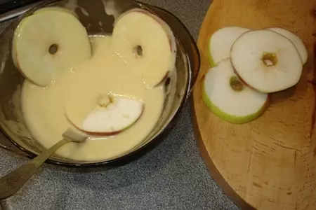 Оладьи с яблоком: шаг 3