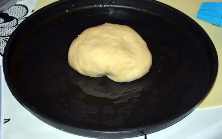 Пицца с грушей и сыром бри: шаг 1