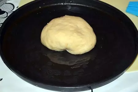 Пицца с грушей и сыром бри: шаг 1