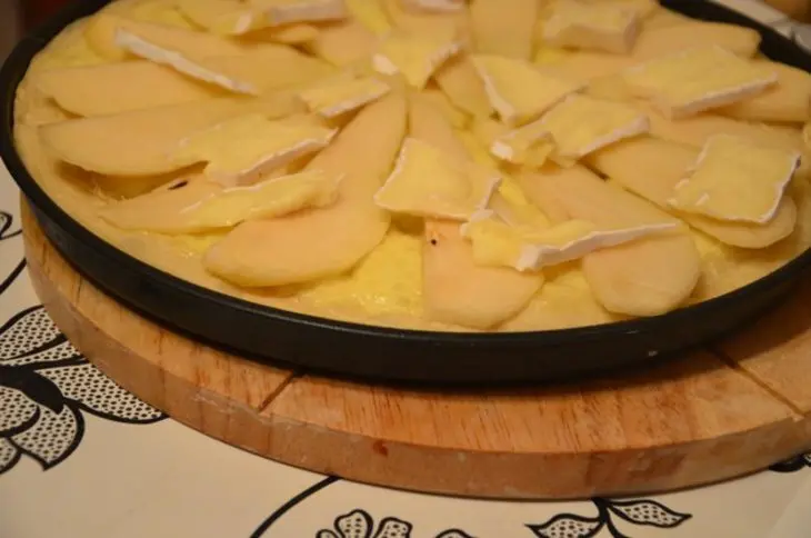 Пицца с грушей и сыром бри: шаг 3