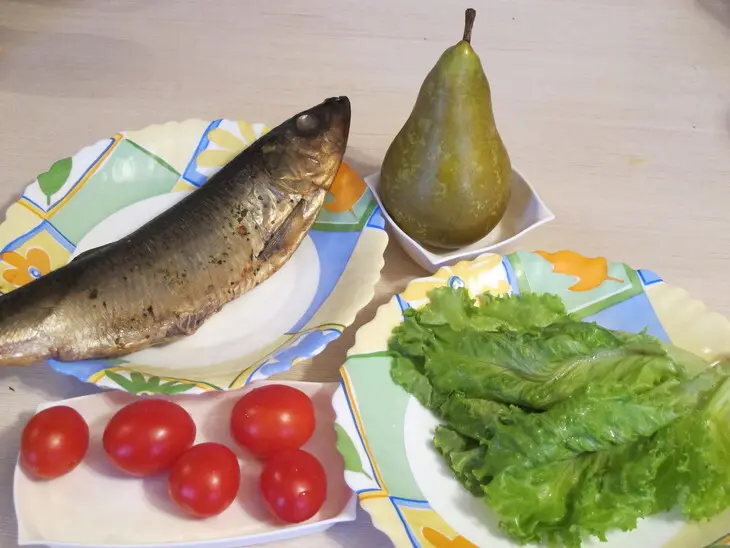Салат с грушей и копчёной рыбой: шаг 1