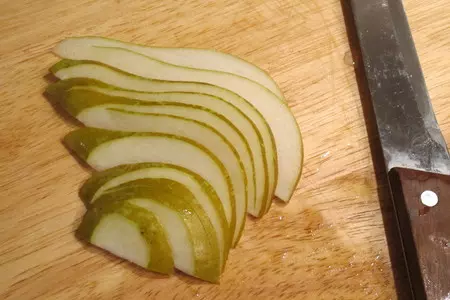 Салат с грушей и копчёной рыбой: шаг 2
