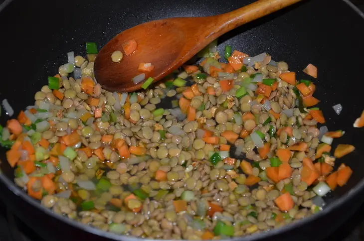 Картофельные гнезда с чечевицей и салями с фигурными кусочками филе цыпленка: шаг 2
