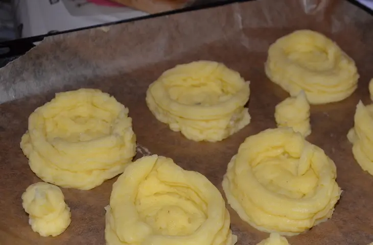Картофельные гнезда с чечевицей и салями с фигурными кусочками филе цыпленка: шаг 4