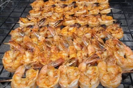 Рыба на кленовой дощечке с шалфеем и креветками: шаг 7