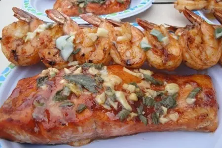 Рыба на кленовой дощечке с шалфеем и креветками: шаг 9