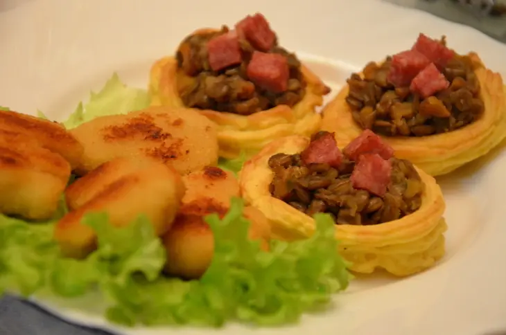 Картофельные гнезда с чечевицей и салями с фигурными кусочками филе цыпленка: шаг 5