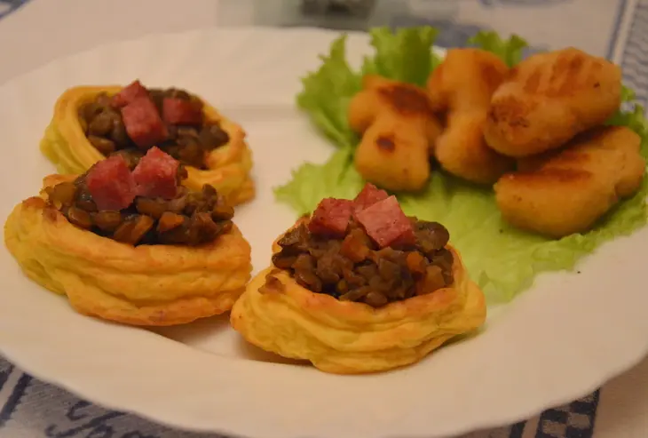Картофельные гнезда с чечевицей и салями с фигурными кусочками филе цыпленка: шаг 6
