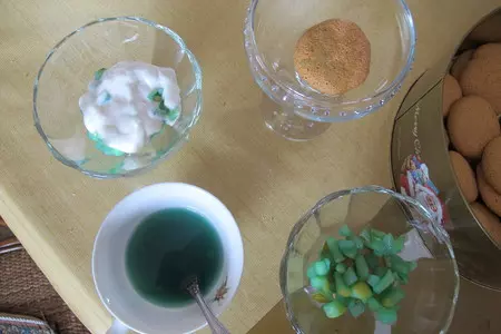 Десерт  "blue snow" - с яблоками " голд " , грушами " конкорд" и   печеньем "кедро ": шаг 10