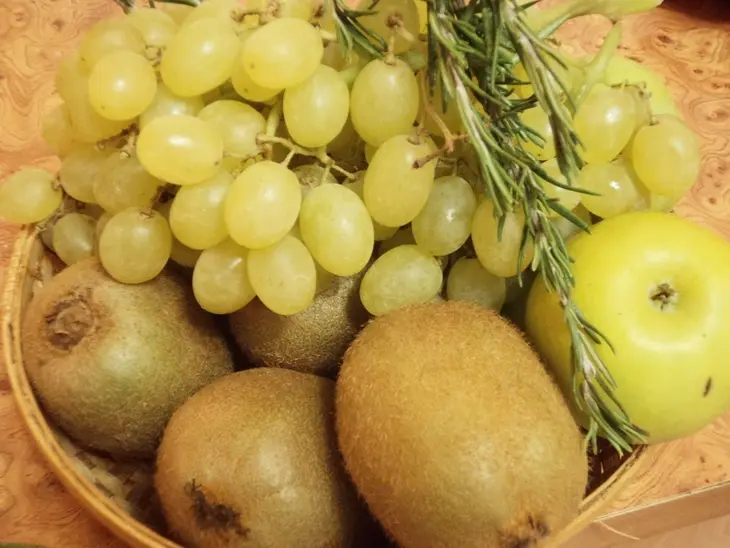 Фруктовый салат с адыгейским сыром и розмариновым сиропом.: шаг 2