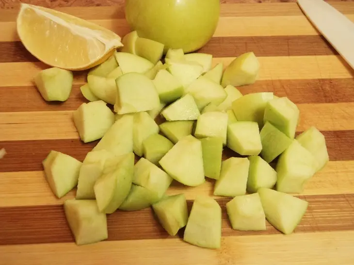 Фруктовый салат с адыгейским сыром и розмариновым сиропом.: шаг 3
