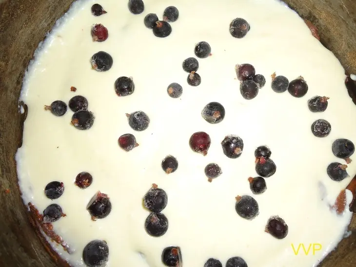 Пирог брауни с творогом и ягодами: шаг 6