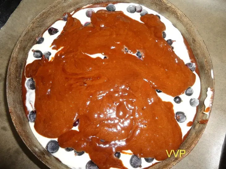 Пирог брауни с творогом и ягодами: шаг 7