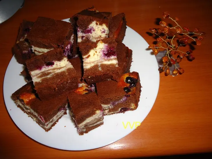 Пирог брауни с творогом и ягодами: шаг 9