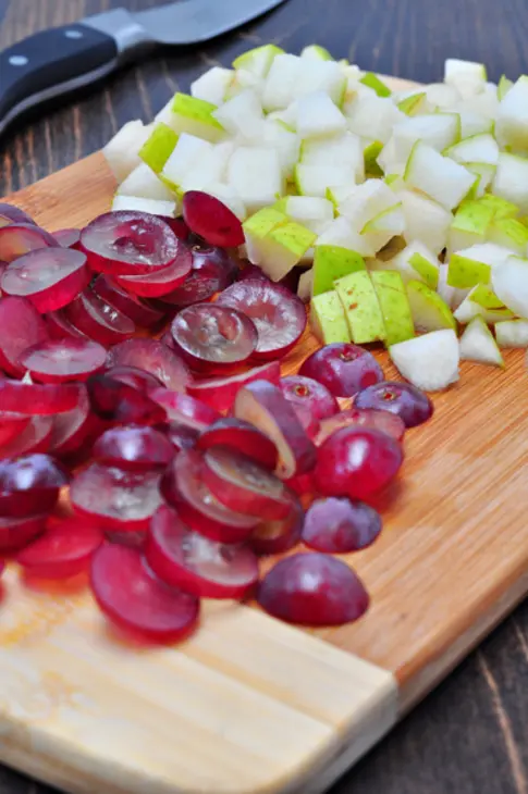 Салат с  кускусом, грушами, виноградом, мятой и кедровыми орехами: шаг 2