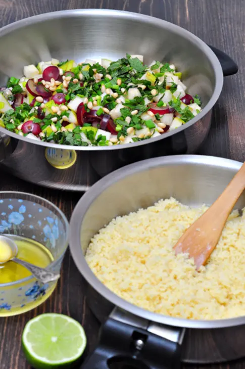 Салат с  кускусом, грушами, виноградом, мятой и кедровыми орехами: шаг 4