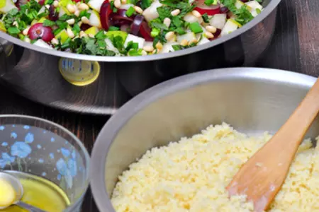 Салат с  кускусом, грушами, виноградом, мятой и кедровыми орехами: шаг 4