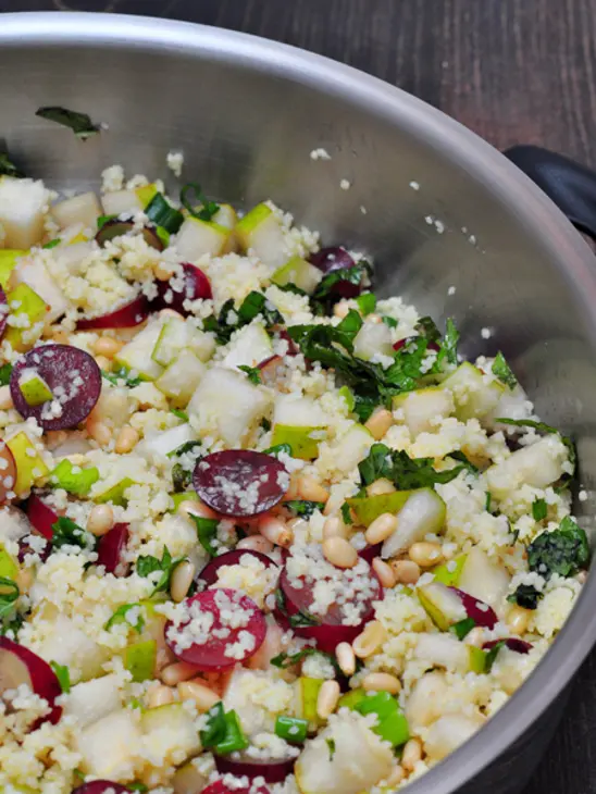 Салат с  кускусом, грушами, виноградом, мятой и кедровыми орехами: шаг 5